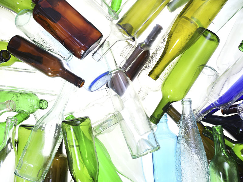 várias garrafas de vidro, um material 100% reciclável